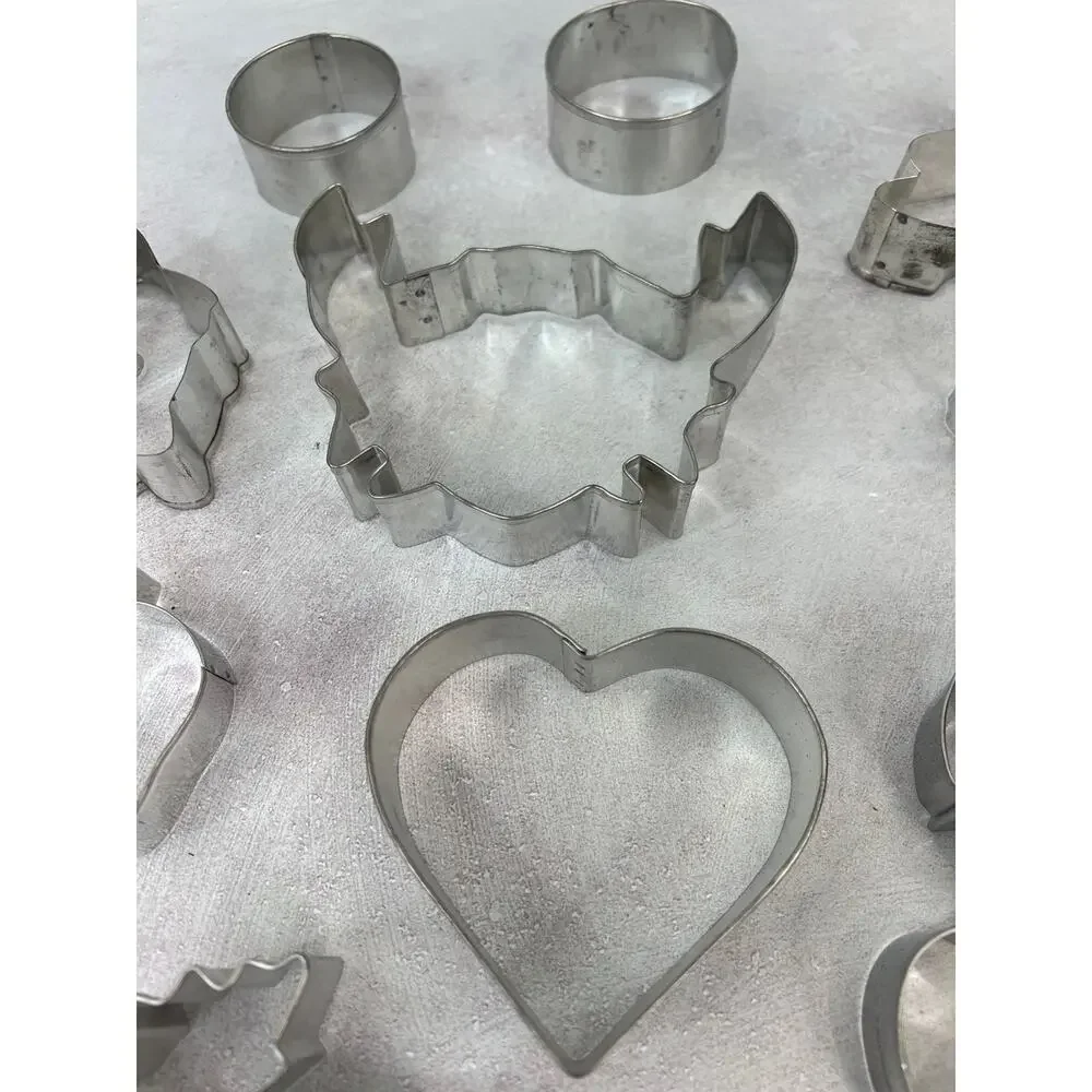 Lot of‎ 13 variety Cookie Cutters